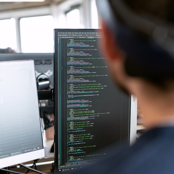 Ilustrasi tim dukungan teknis yang sedang membantu menyelesaikan masalah akses digital