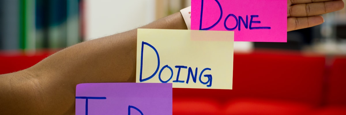 Gambar abstrak yang melambangkan informasi dan akses terbaru