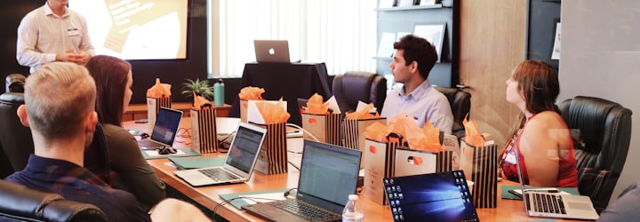 团队会议讨论项目进展的图片，白板上写满了计划